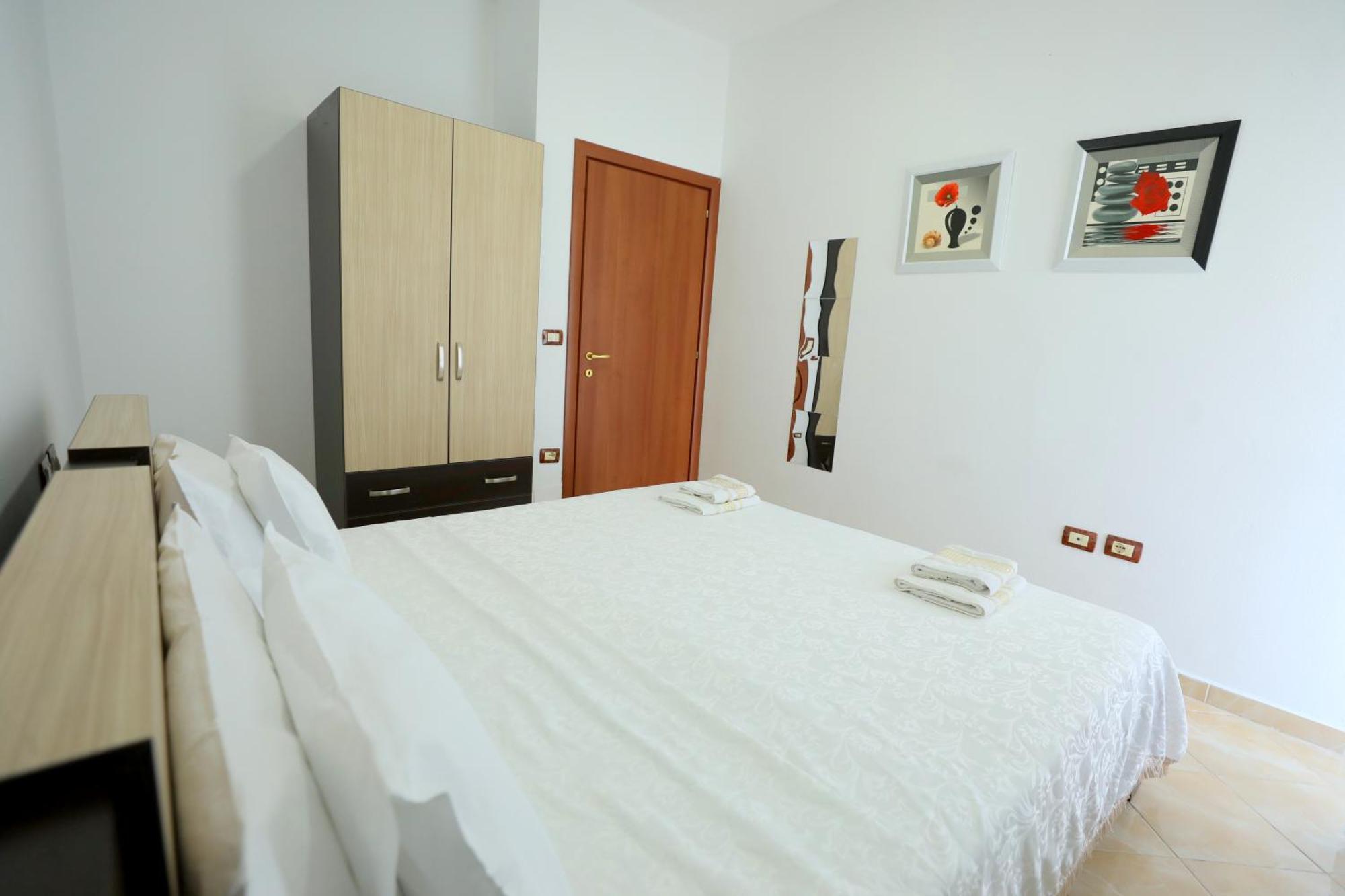 Blue Bay Apartments Sarande Bagian luar foto