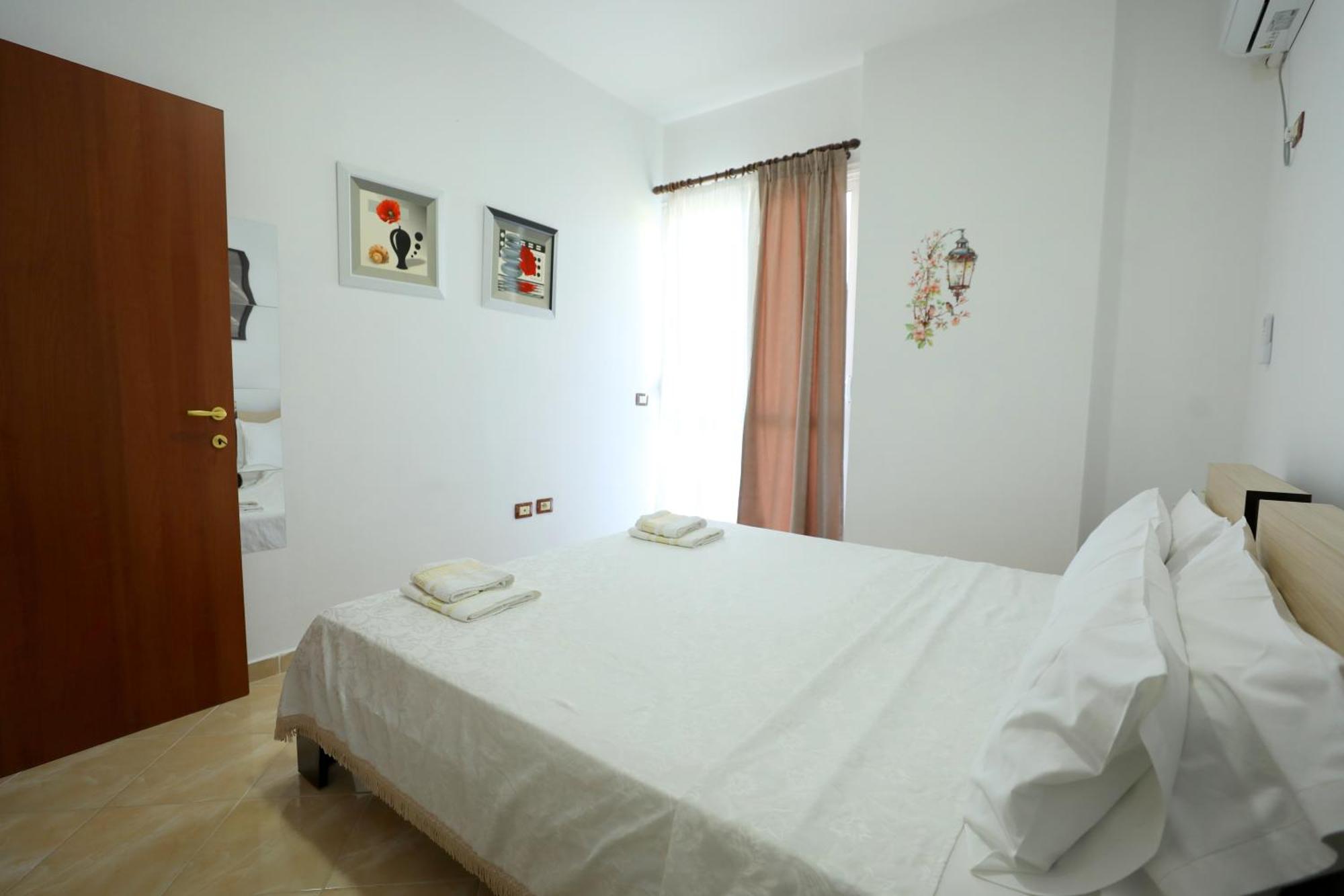 Blue Bay Apartments Sarande Bagian luar foto