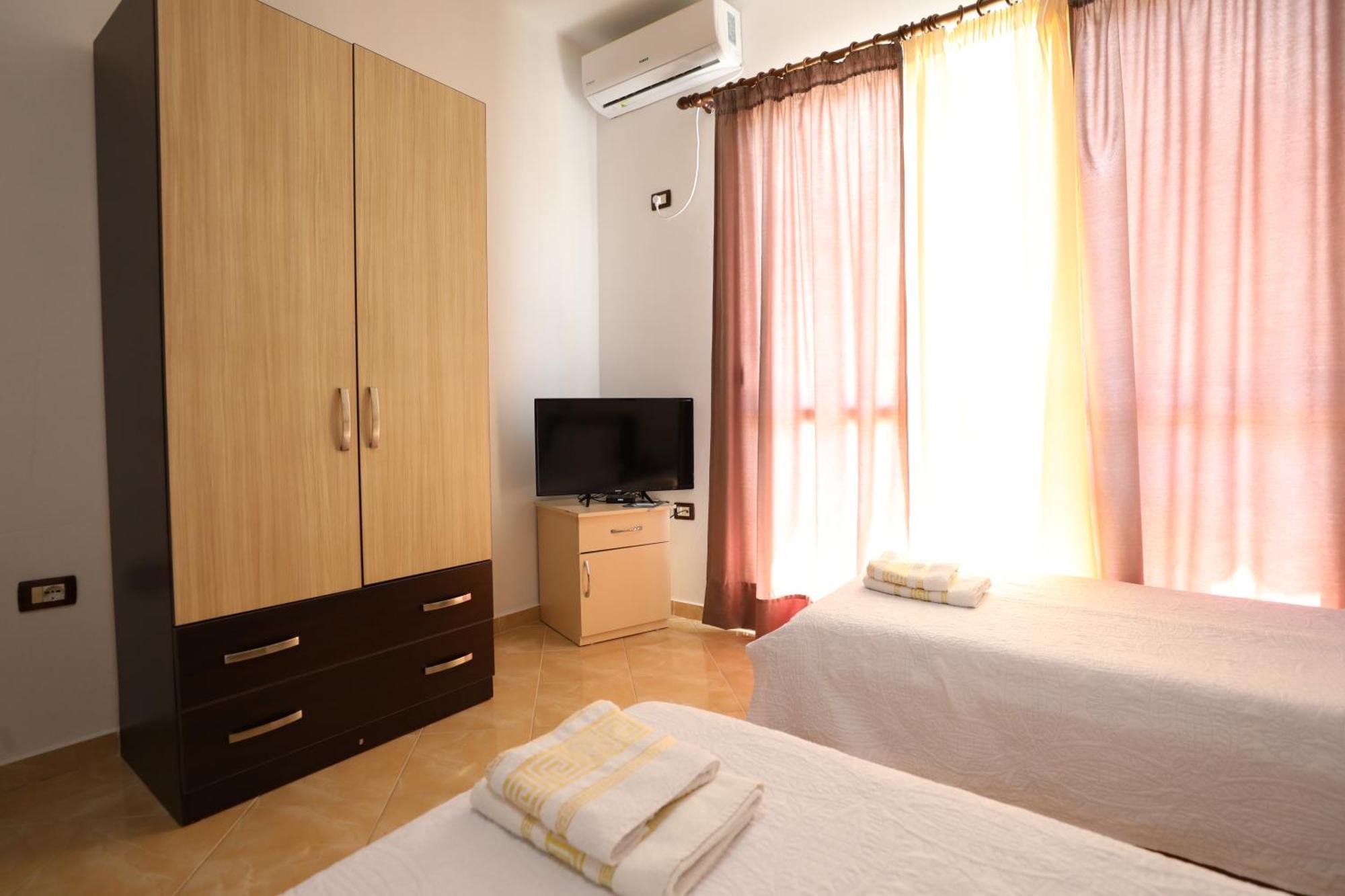 Blue Bay Apartments Sarande Bagian luar foto